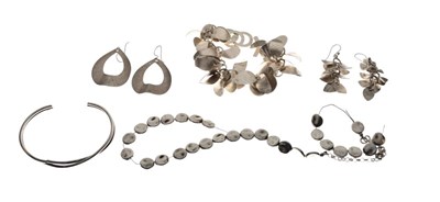 Lot 93 - Small quantity of assorted silver and white metal jewellery