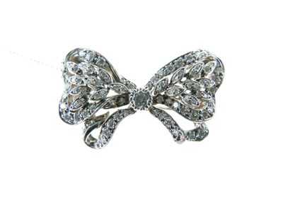 Lot 31 - Diamond bow brooch