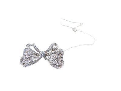 Lot 31 - Diamond bow brooch