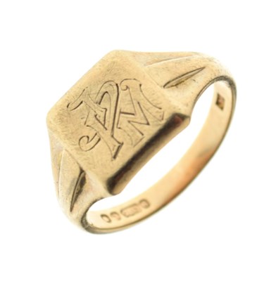 Lot 22 - 9ct gold signet ring