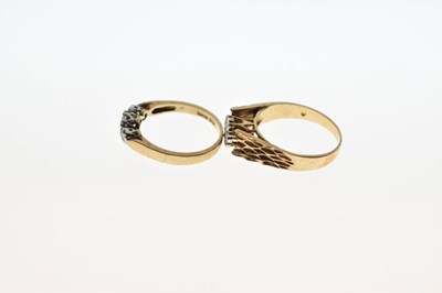 Lot 29 - 9ct gold illusion set ring and a 10kt ring