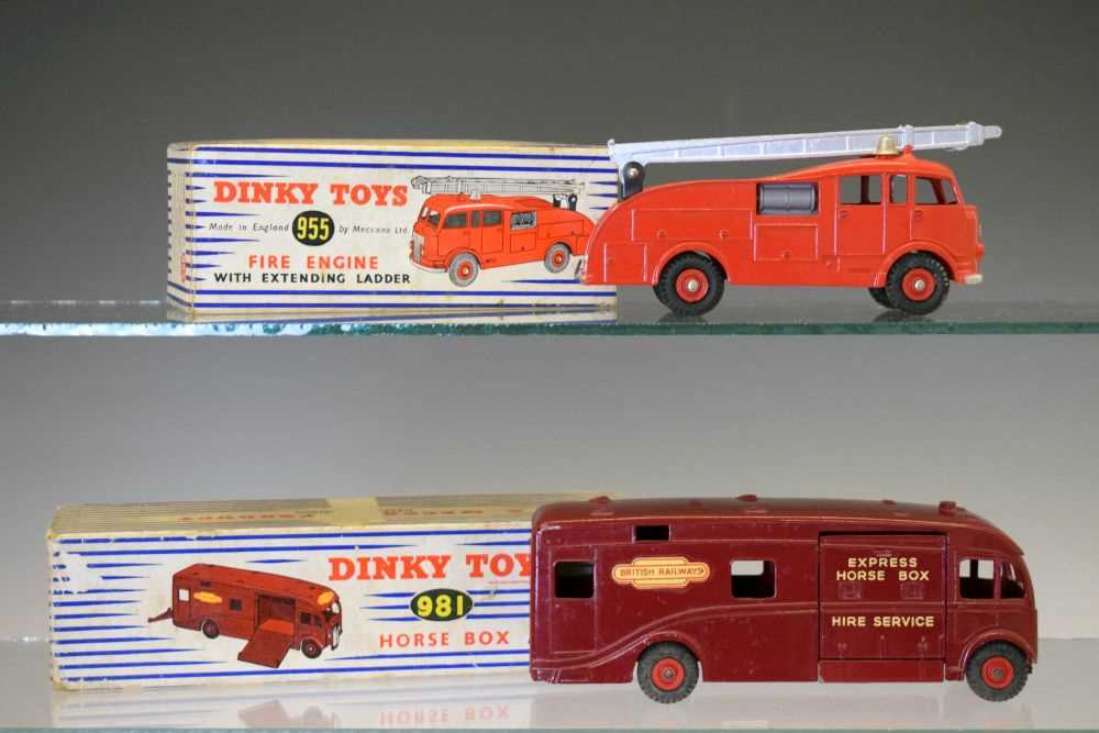 Lot 287 - Dinky Toys - 981 Horse Box, together with