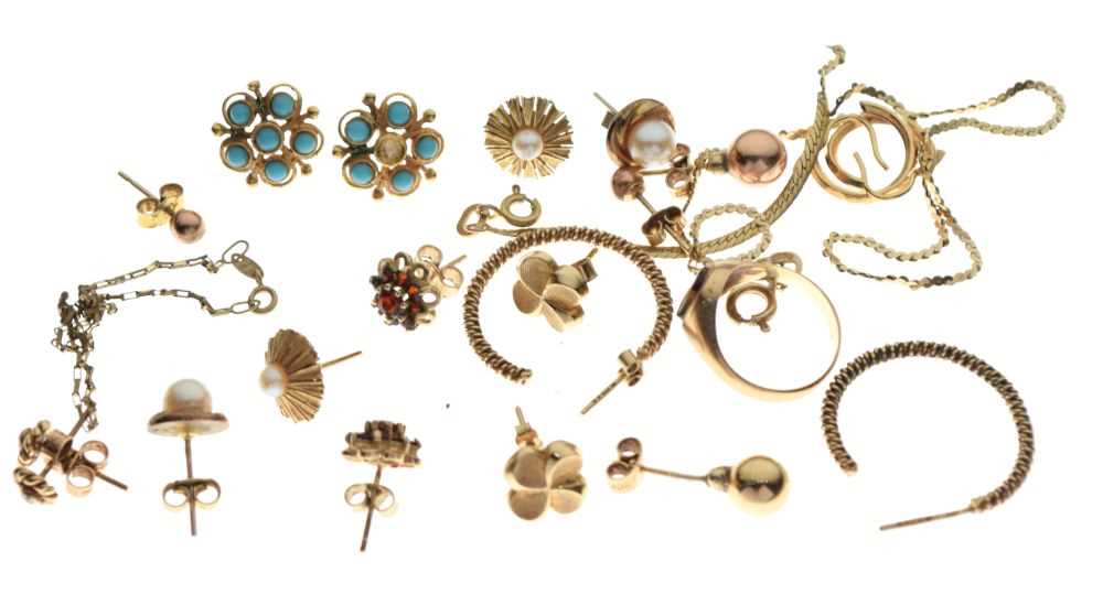 Lot 91 - Small quantity of jewellery to include earrings, tigers eye ring, and broken chain, etc