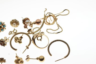 Lot 91 - Small quantity of jewellery to include earrings, tigers eye ring, and broken chain, etc