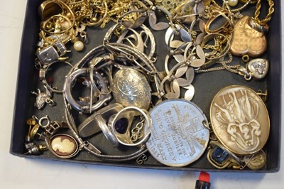 Lot 101 - Small quantity of mostly costume jewellery etc