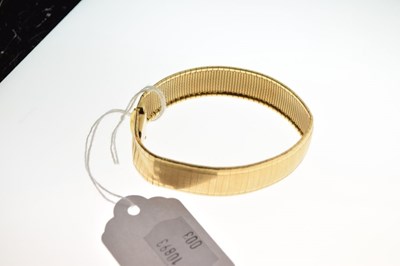 Lot 59 - Yellow metal bracelet stamped '750', 37.4g approx