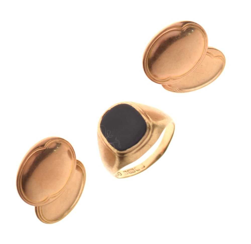 Lot 46 - Pair of 9ct gold oval cufflinks, and 9ct gold signet ring
