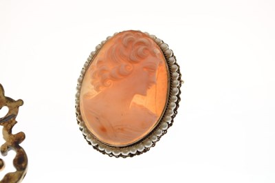 Lot 69 - Cameo brooch with seed pearl surround, and an agate brooch (2)