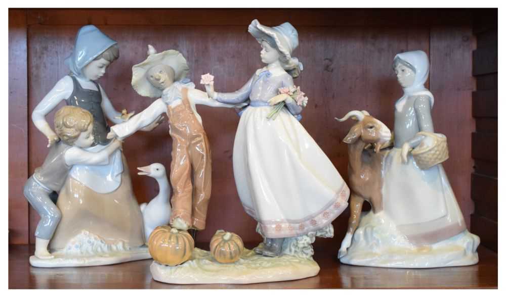 Lot 467 - Three Lladro figures