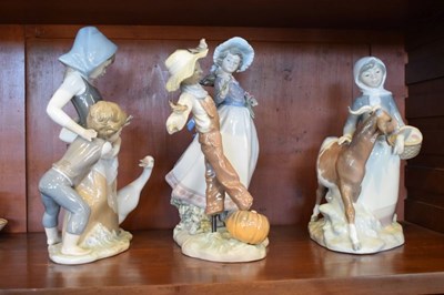 Lot 467 - Three Lladro figures