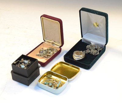 Lot 98 - Small quantity of silver, white metal and other jewellery