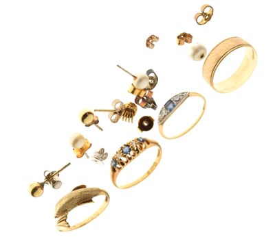 Lot 35 - Assorted gold and yellow metal dress rings