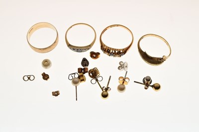 Lot 35 - Assorted gold and yellow metal dress rings