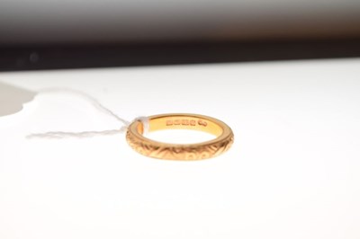 Lot 19 - 22ct gold engraved wedding band