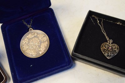 Lot 103 - Franklin Mint Limited edition bangle, two cased Royal pendants, ingot, etc.